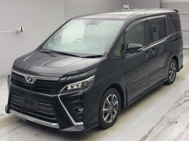 TOYOTA VOXY — фото