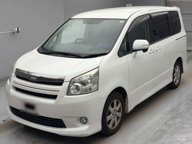 TOYOTA NOAH — фото