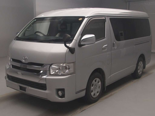 TOYOTA HIACE — фото