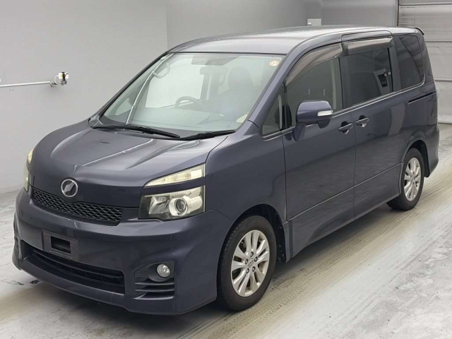 TOYOTA VOXY — фото
