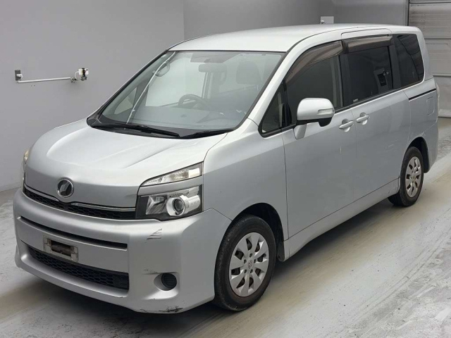 TOYOTA VOXY — фото