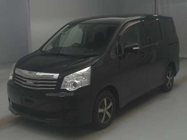 TOYOTA NOAH — фото