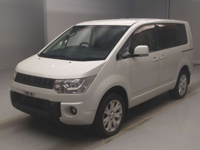 MITSUBISHI DELICA — фото