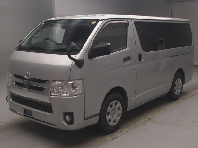 TOYOTA HIACE — фото