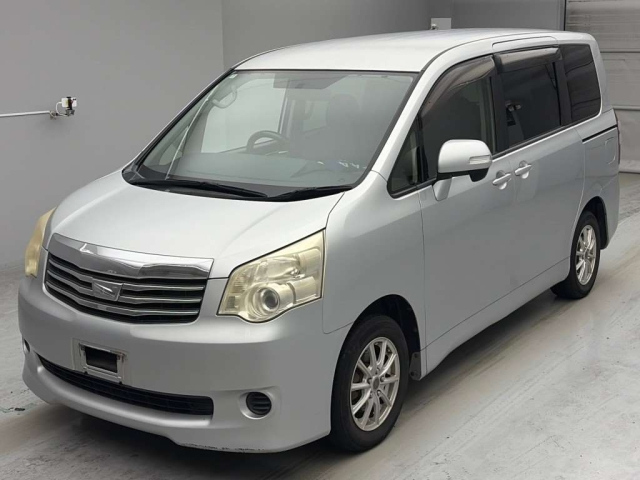 TOYOTA NOAH — фото