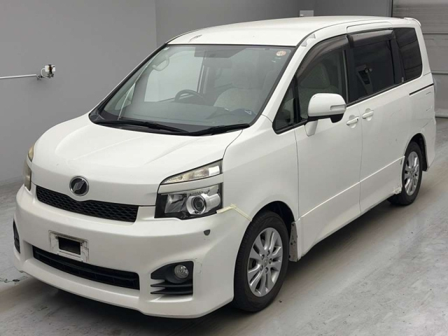 TOYOTA VOXY — фото
