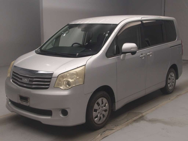 TOYOTA NOAH — фото