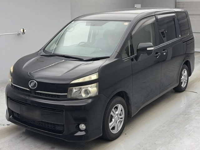 TOYOTA VOXY — фото