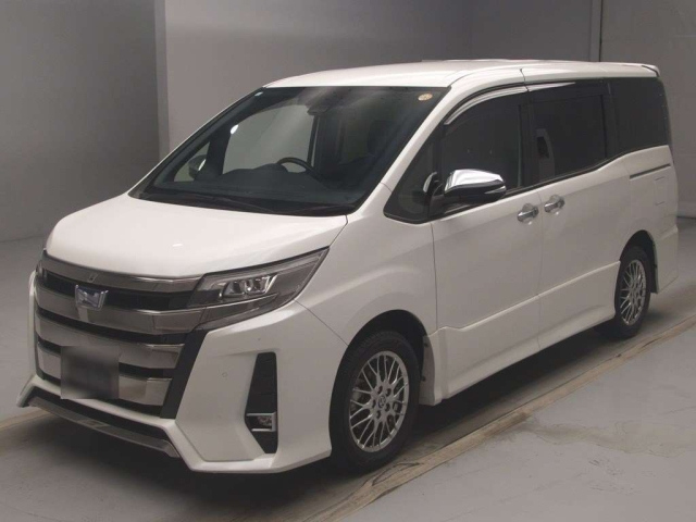 TOYOTA NOAH — фото