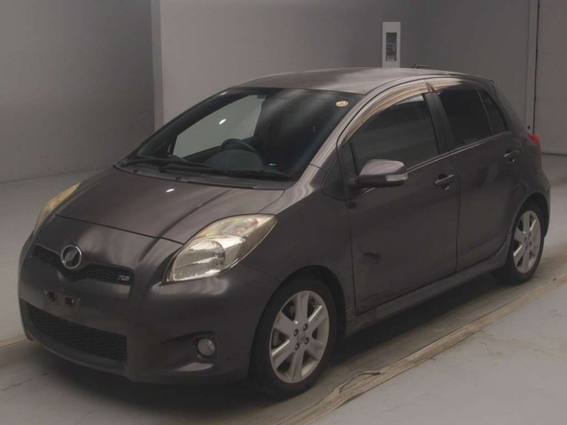 TOYOTA VITZ — фото