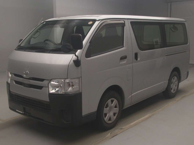TOYOTA HIACE — фото