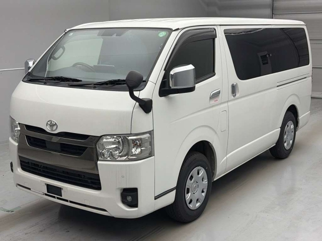 TOYOTA HIACE — фото