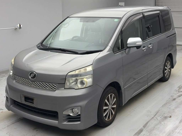 TOYOTA VOXY — фото