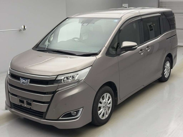 TOYOTA NOAH — фото