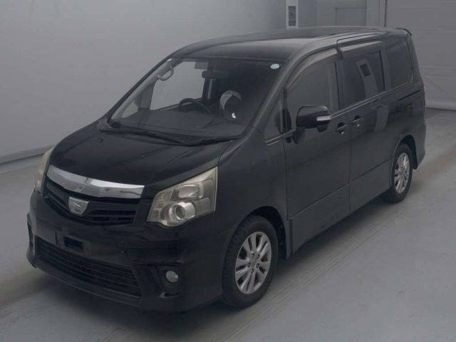 TOYOTA NOAH — фото
