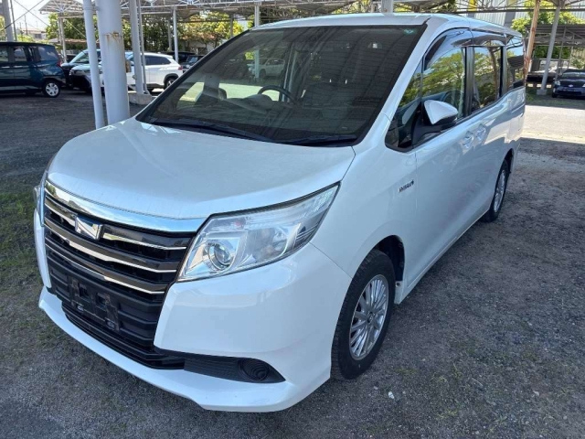 TOYOTA NOAH — фото