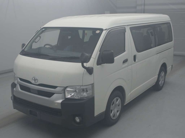 TOYOTA HIACE — фото