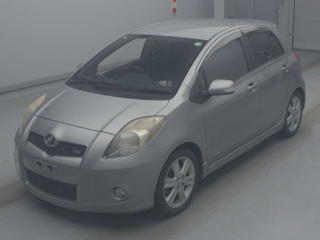 TOYOTA VITZ — фото