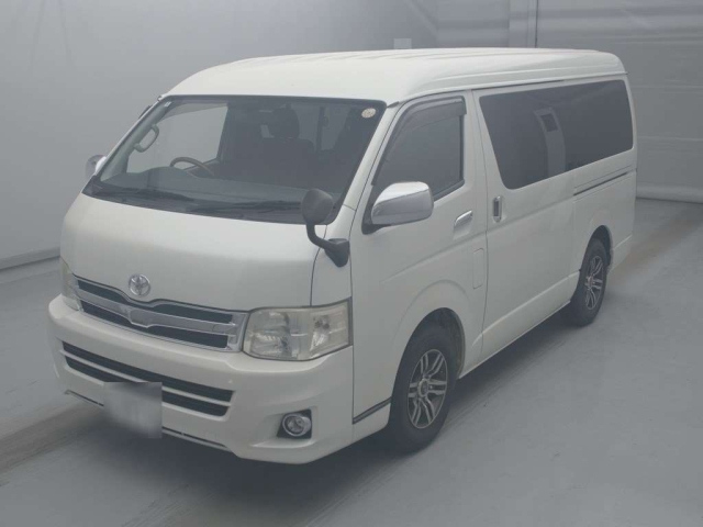 TOYOTA HIACE — фото