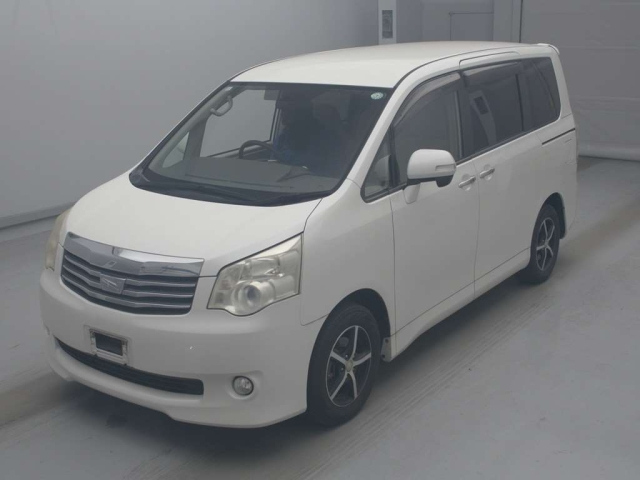 TOYOTA NOAH — фото