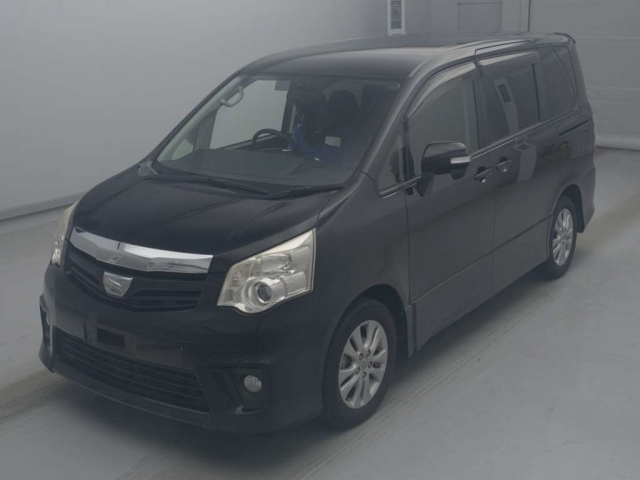TOYOTA NOAH — фото