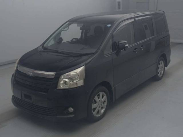 TOYOTA NOAH — фото