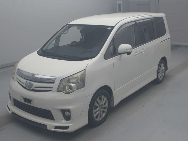 TOYOTA NOAH — фото