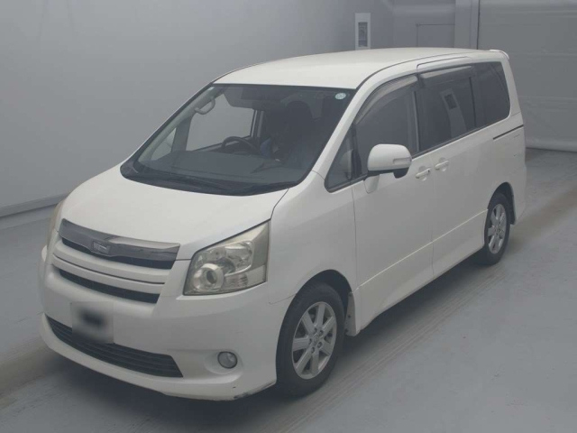 TOYOTA NOAH — фото