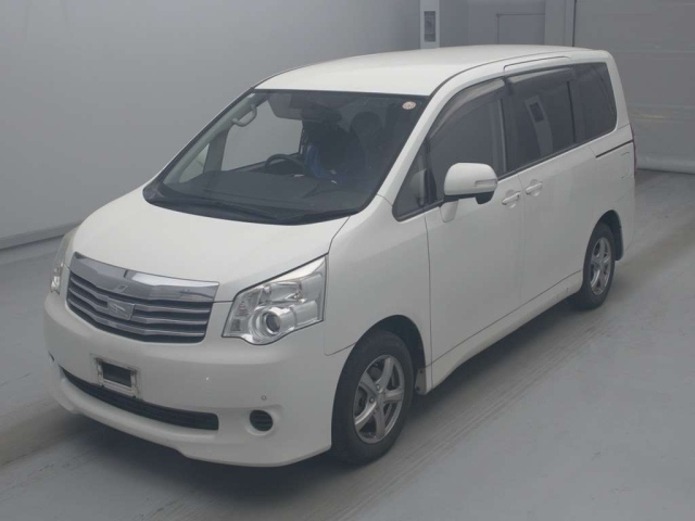 TOYOTA NOAH — фото
