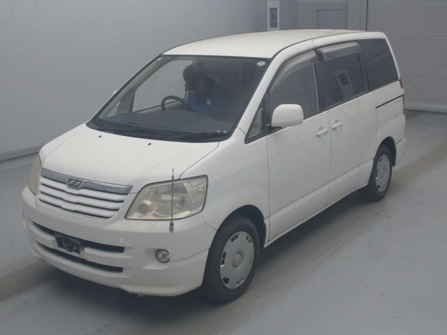 TOYOTA NOAH — фото