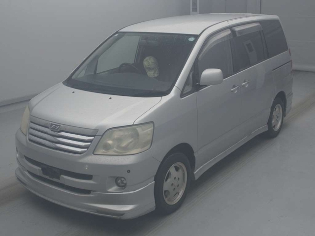 TOYOTA NOAH — фото