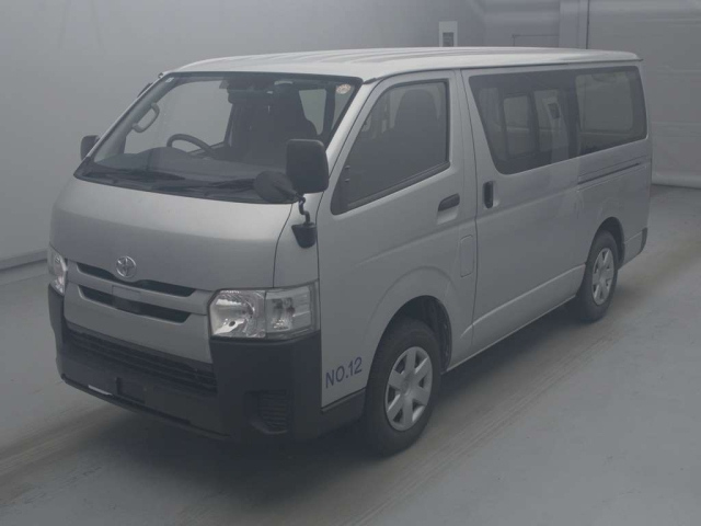 TOYOTA HIACE — фото