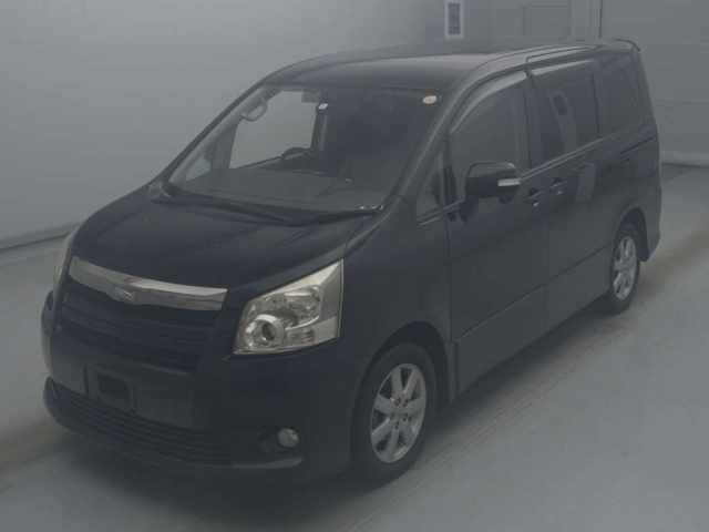 TOYOTA NOAH — фото