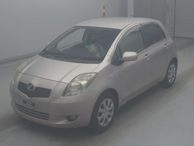 TOYOTA VITZ — фото