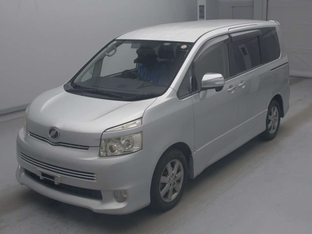 TOYOTA VOXY — фото