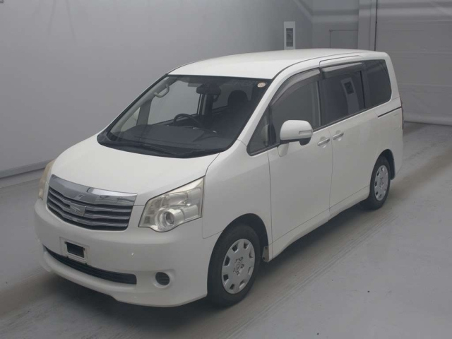 TOYOTA NOAH — фото