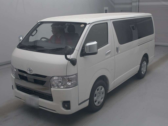 TOYOTA HIACE — фото