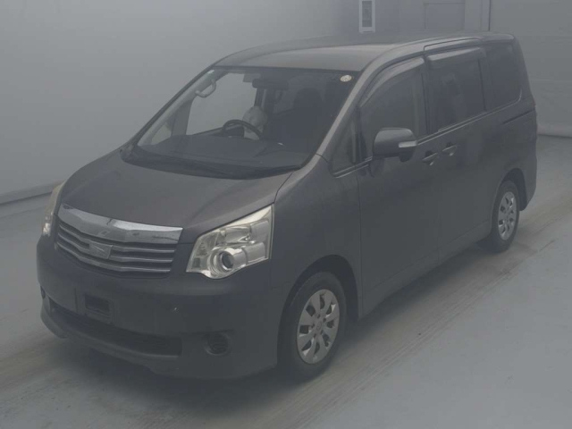TOYOTA NOAH — фото