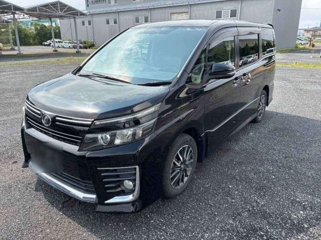 TOYOTA VOXY — фото