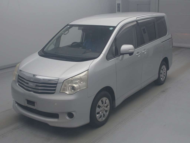 TOYOTA NOAH — фото