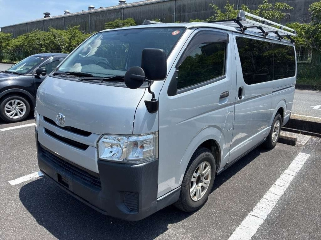 TOYOTA HIACE — фото