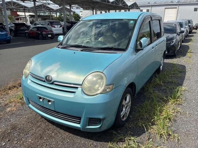 TOYOTA SIENTA — фото