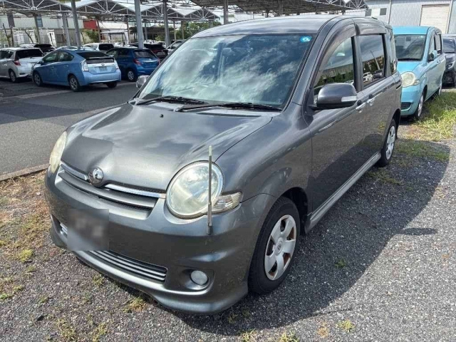 TOYOTA SIENTA — фото