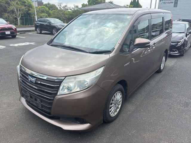 TOYOTA NOAH — фото
