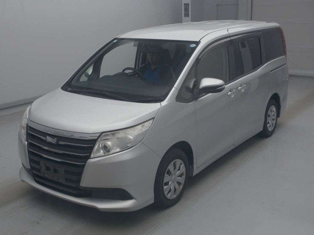 TOYOTA NOAH — фото