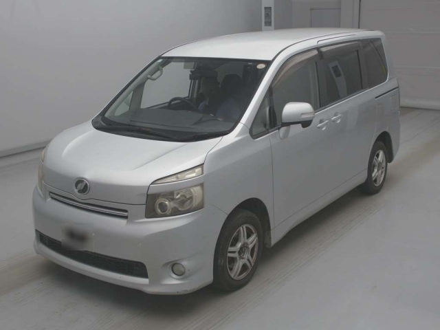 TOYOTA VOXY — фото