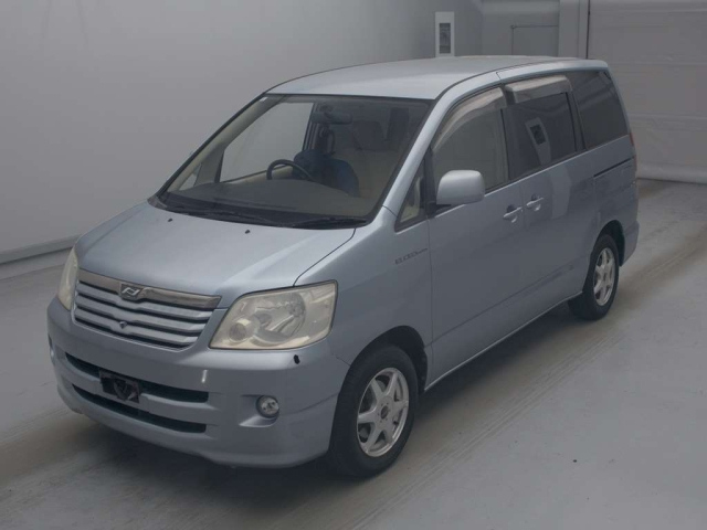 TOYOTA NOAH — фото