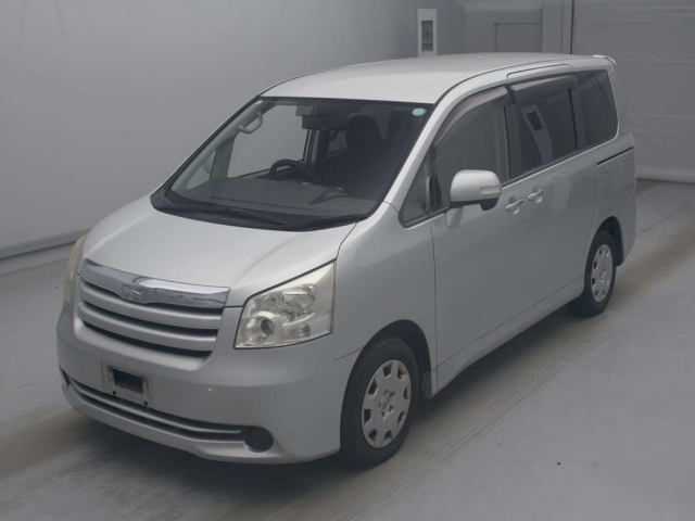 TOYOTA NOAH — фото