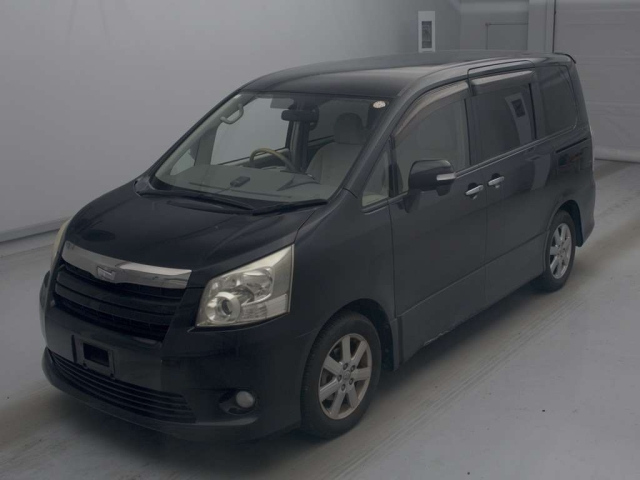 TOYOTA NOAH — фото