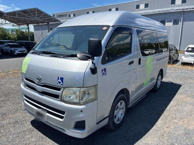 TOYOTA HIACE — фото
